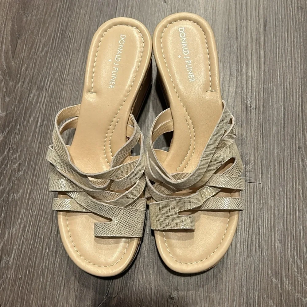Donald Pliner Wedge Almond Toe Strappy Sandals Gold Glitter Size 7.5